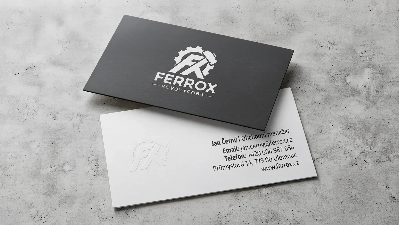 Vizitky Ferrox Kovovýroba na betonu: tmavá s bílým logem a bílá s embosovaným logem a kontakty