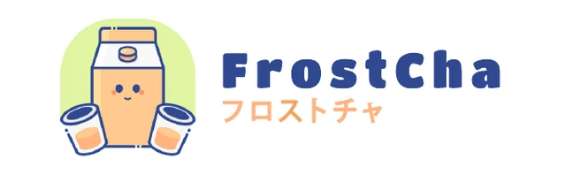 Logo FrostCha: usmívající se krabice se dvěma kelímky na zeleném oblouku, pod ním nápis FrostCha a japonské písmo