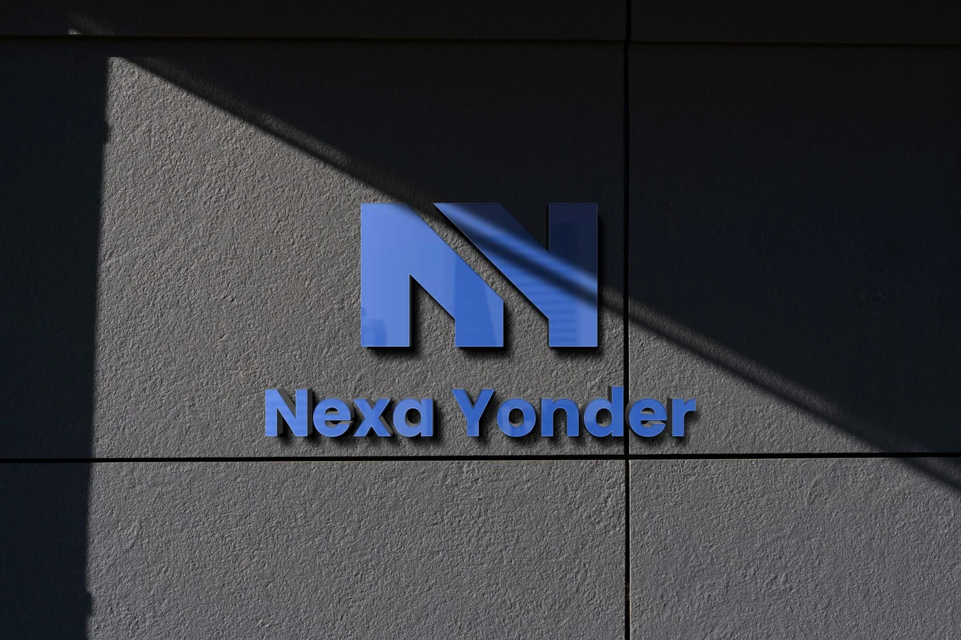 Logo Nexa Yonder jako prostorové písmo na tmavé betonové stěně